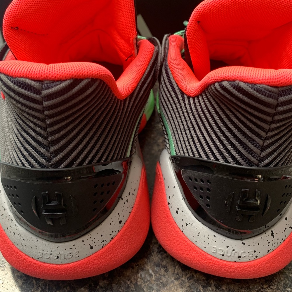 Size 9 Basketball shoe